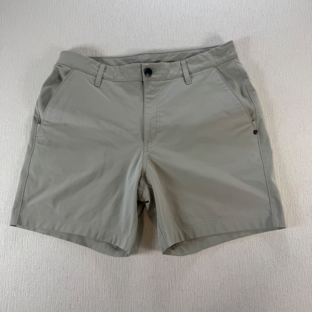 Vuori Mens Aim Short V379 Khaki Tan Performance Golf Shorts Size 32 NWOT